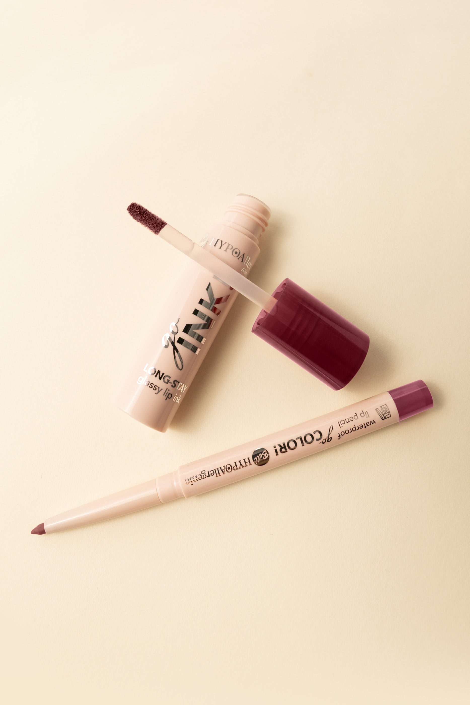 Lip ink GO INK! en lippotlood GO COLOR! van Bell HYPOAllergenic op een warme crèmekleurige ondergrond